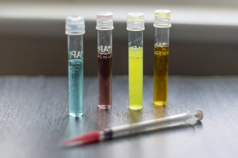 fiolki-ze-zwiazkami-chemicznymi-768x512