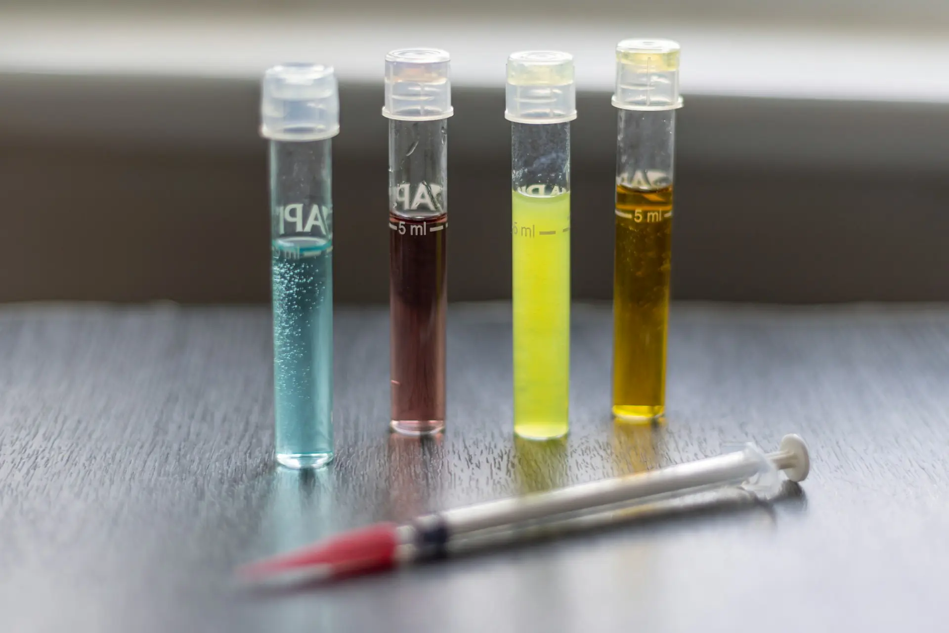 fiolki-ze-zwiazkami-chemicznymi